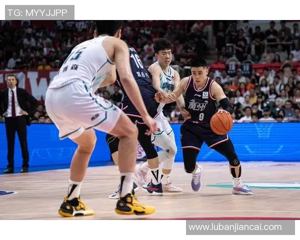 广州篮球队的比赛经验揭秘：从战术到团队协作的深度分析